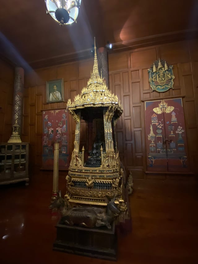 Busabok Thammas thrones, inside the Red Palace